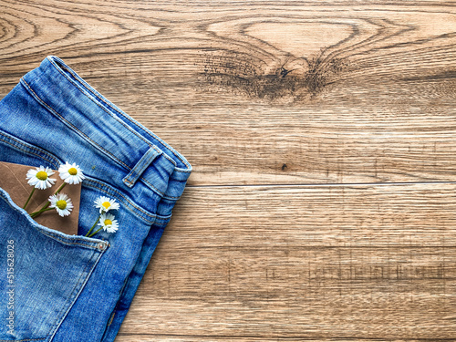 Obraz na płótnie Jeans with daisies in pocket w salonie