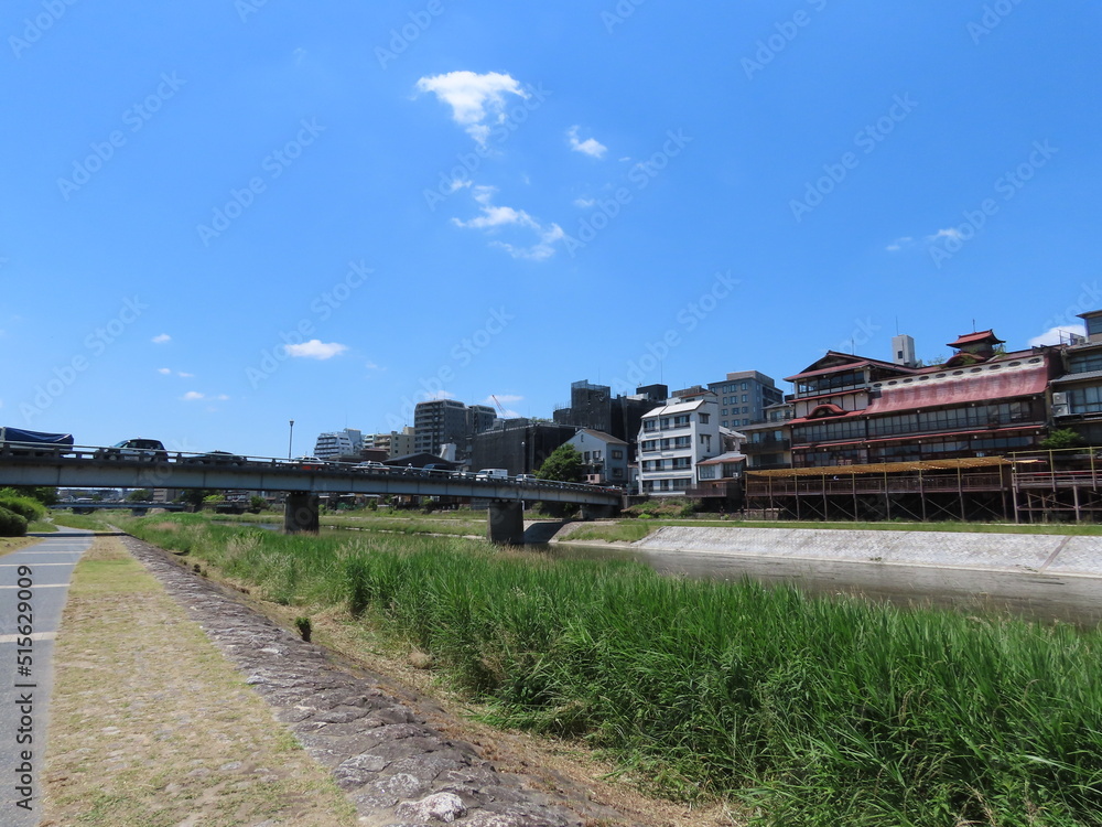 川床を備えるお店が見える鴨川の遊歩道 川床を備えるお店が見える鴨川の遊歩道