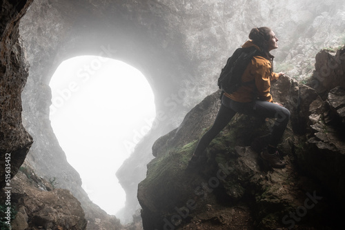 chica escalando unas rocas