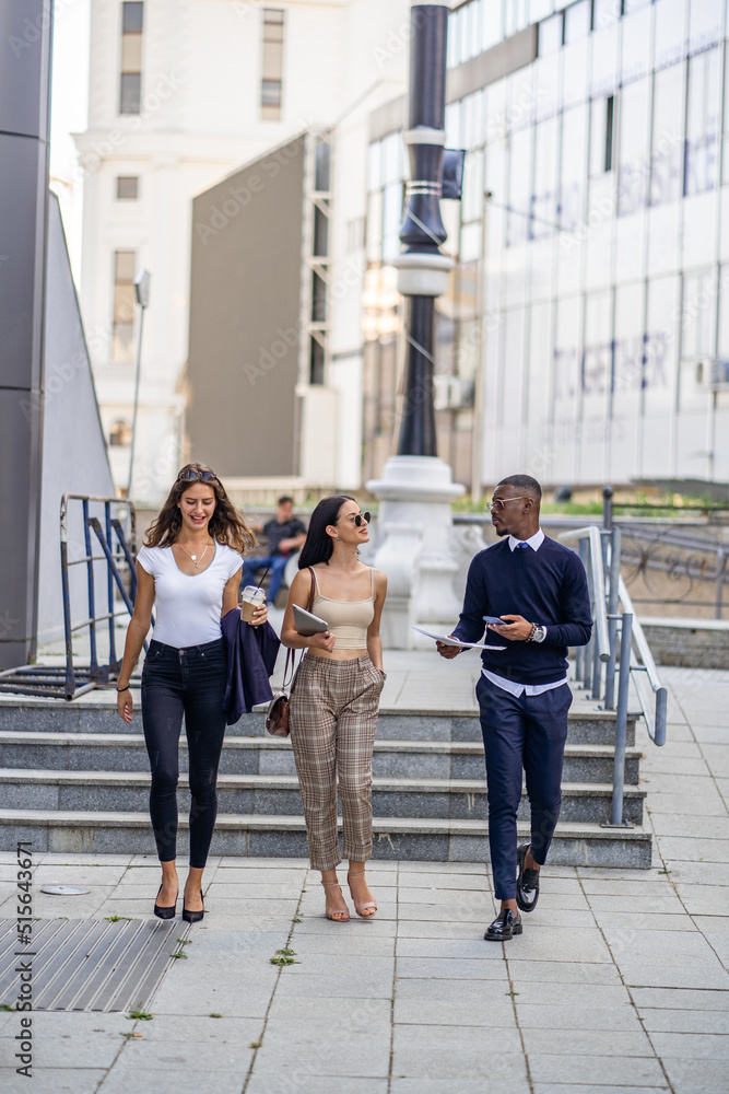 Obraz premium Smiling and walking while talking