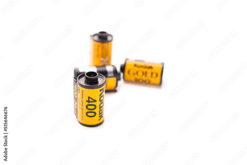 Rollos fotográficos analógicos kodak en fondo blanco. Concepto de ...