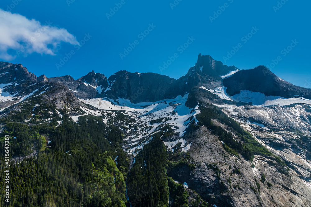 Obraz premium An aerial view of snow covered mountain peaks above Skagway, Alaska in summertime