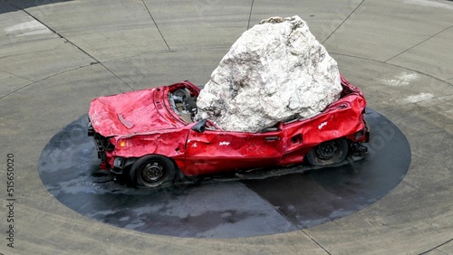 Fotografija Monument of a huge stone on a crashed red car, Australia.