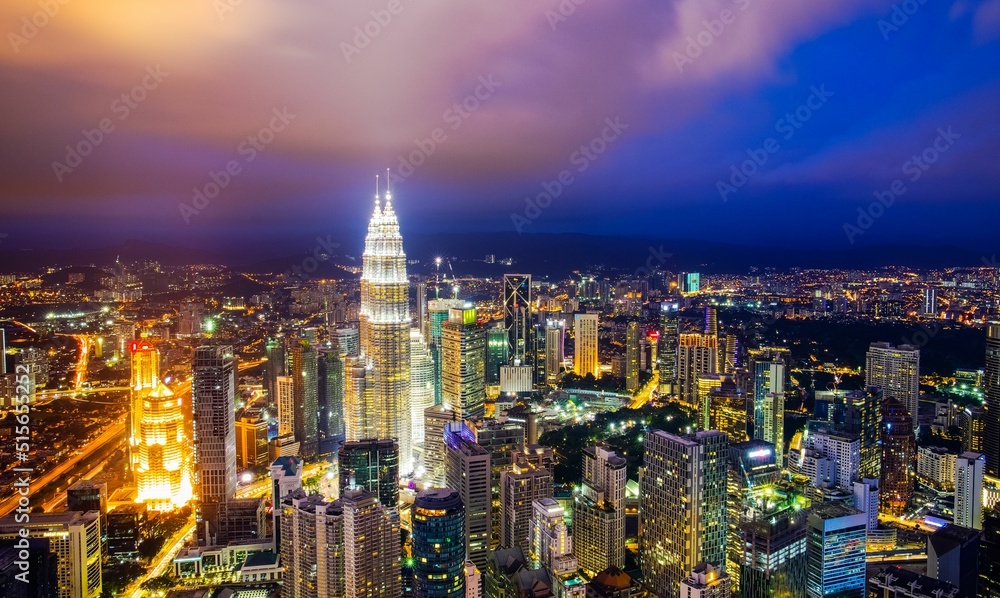 Obraz premium Aerial shot of the cityscape of Kuala Lumpur glowing in the night lights.