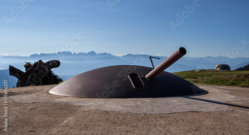 Canvastavla Armored dome of the Busa Granda Fort in Trentino, with a cannon howitzer, agains