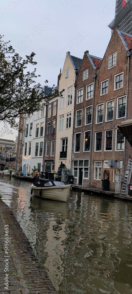 Disfrutando  de los canales y edificios antiguos de la ciudad de Utrecht, Paises Bajos
