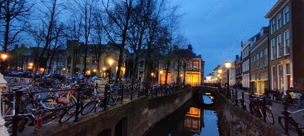 Bicicletas aparcadas junto a un canal en la ciudad de Utrecht, Paises Bajos