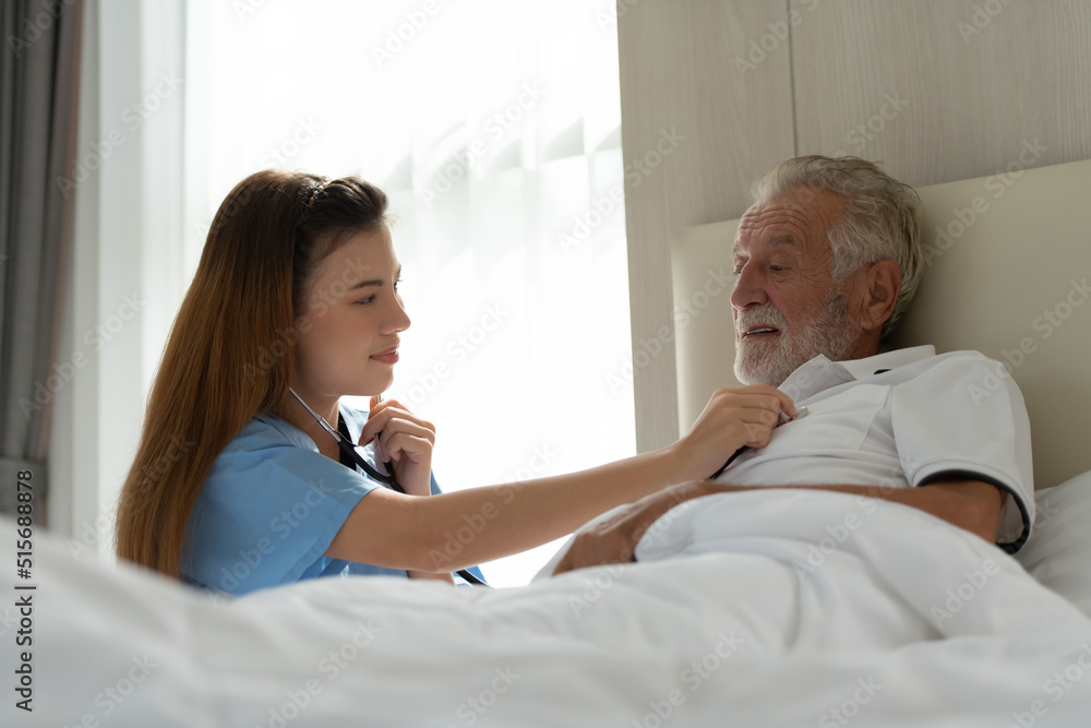 Obraz premium Doctors hold hands and give encouragement to elderly patients who are alone in the hospital's special room.