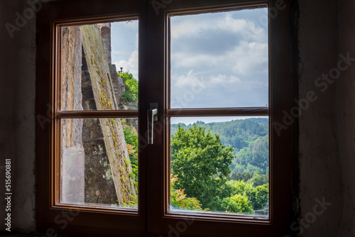 Blick durch Fenster der Burg Hohnstein