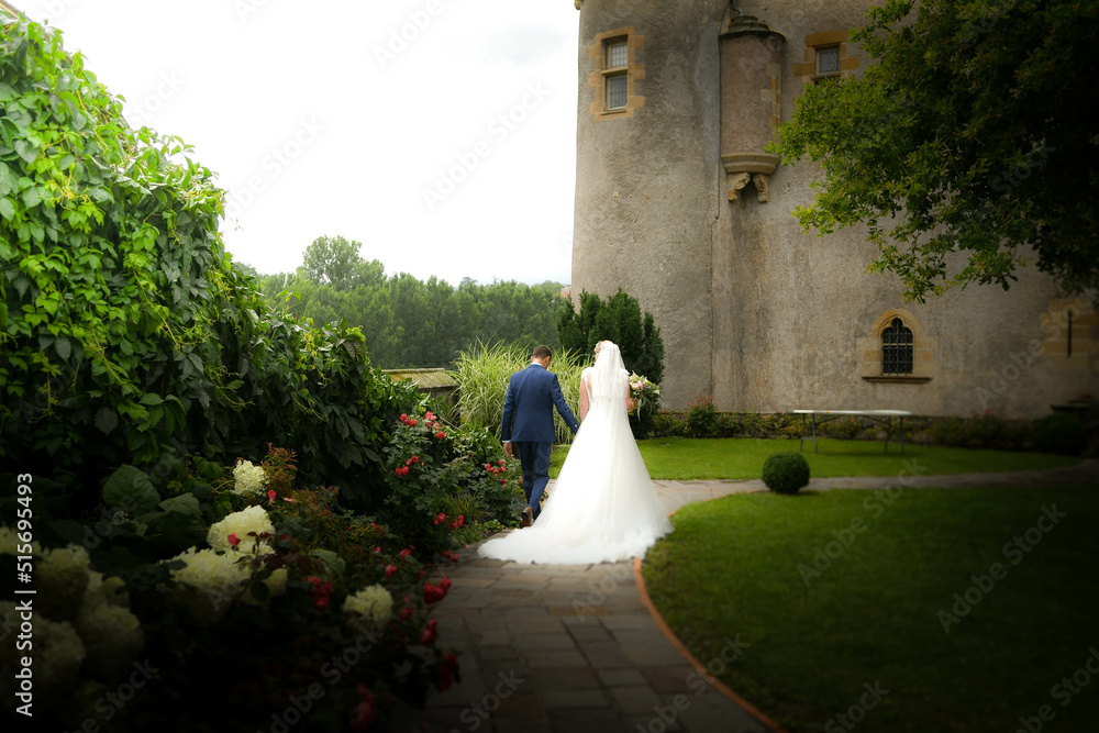 un couple de mariés pendant leur mariage un couple de mariés pendant leur mariage