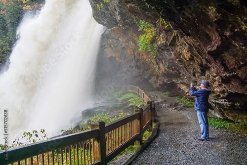 Photo Male hiker taking picture of Dry Falls from behind