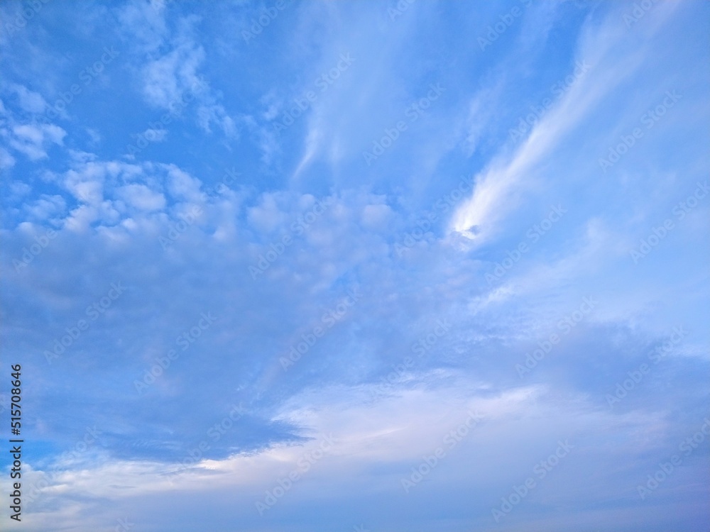 Fototapeta premium Combination Fluffy and Streaked Summer Cloudscape