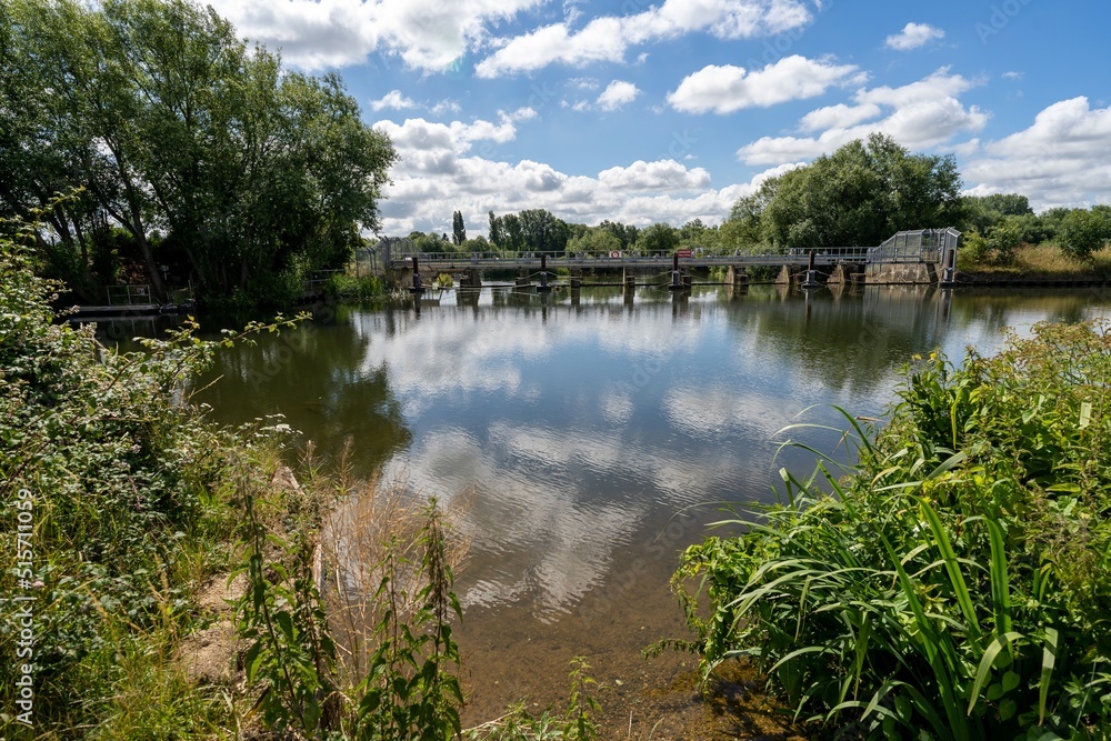 Obraz premium Reflection on the water, clouds above the Thames River