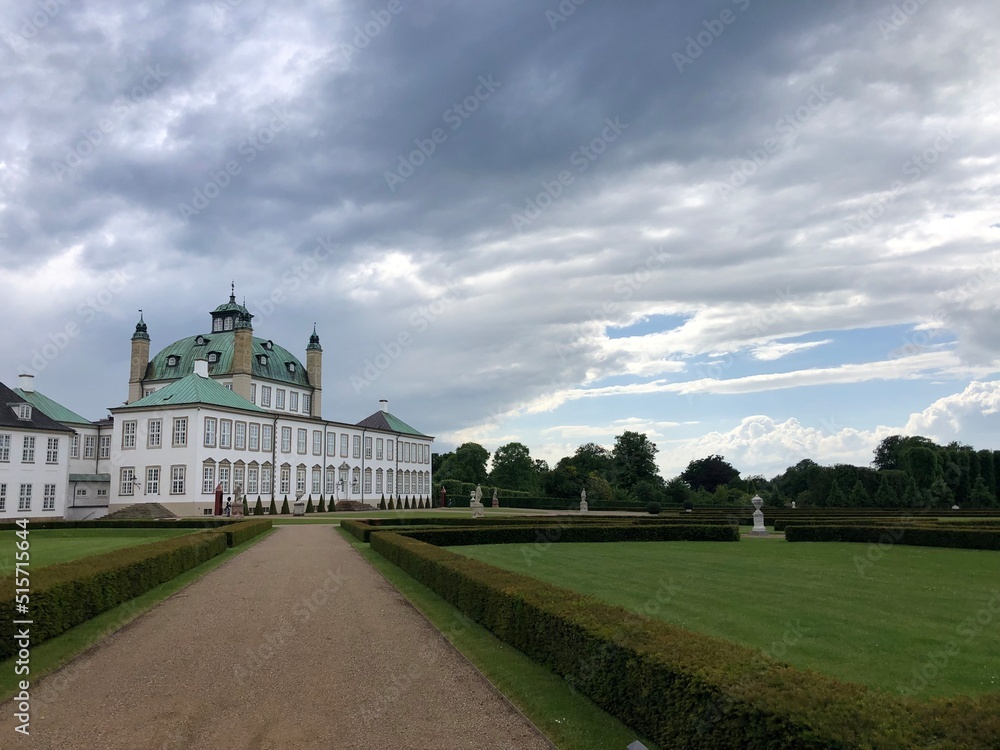 Obraz premium the palace in the park