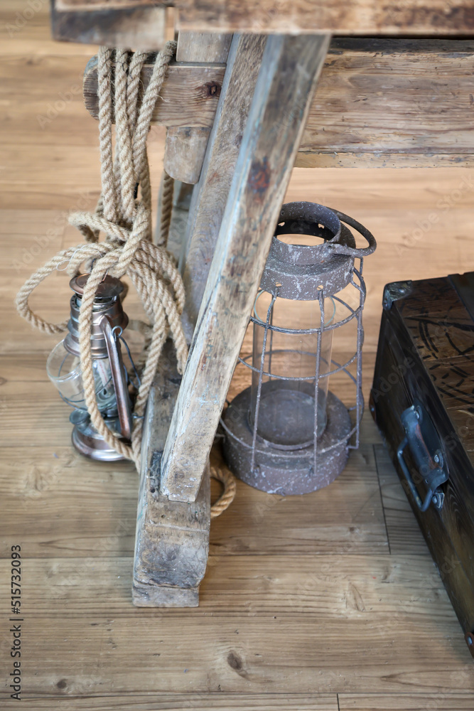 Foto de Alte Lampen, Öllaterne, rustikale Lampe. Eine rustikale