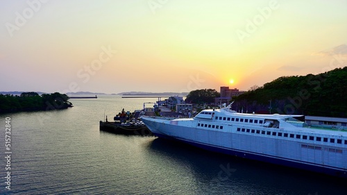 Wallpaper Mural 郷ノ浦大橋から見た壱岐の郷ノ浦港の夕焼け Torontodigital.ca