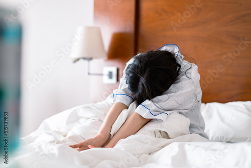 Konstfotografi 二日酔いに苦しむ若い女性