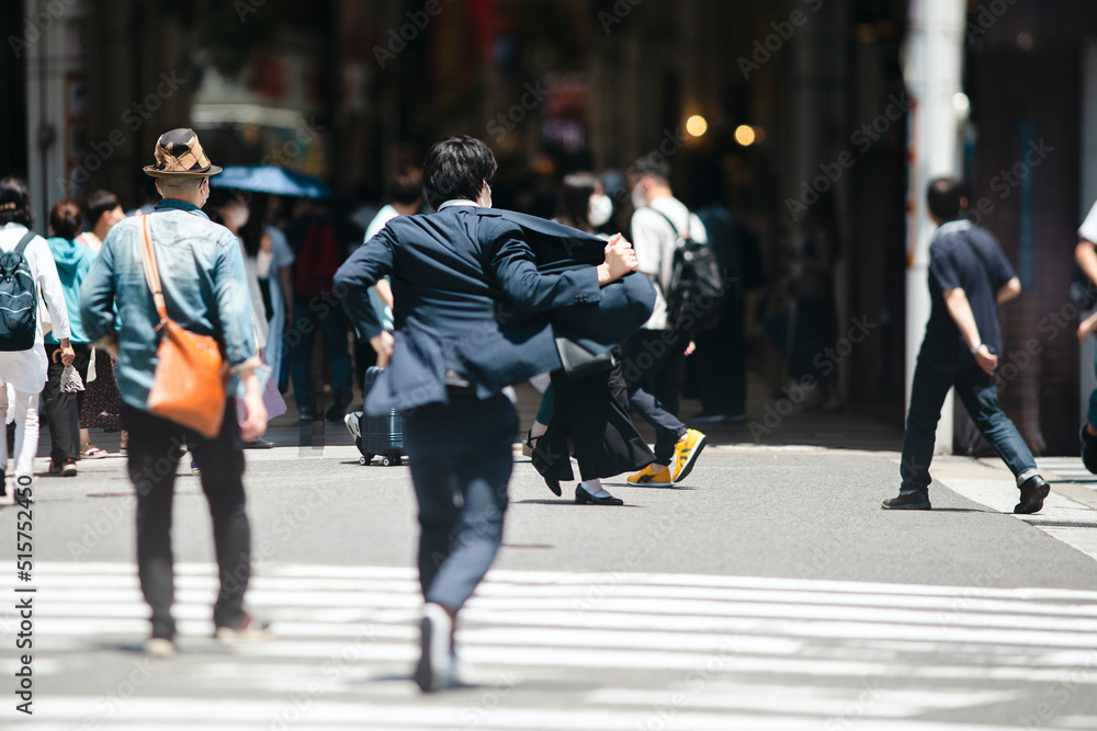 横断歩道を渡るビジネスマン