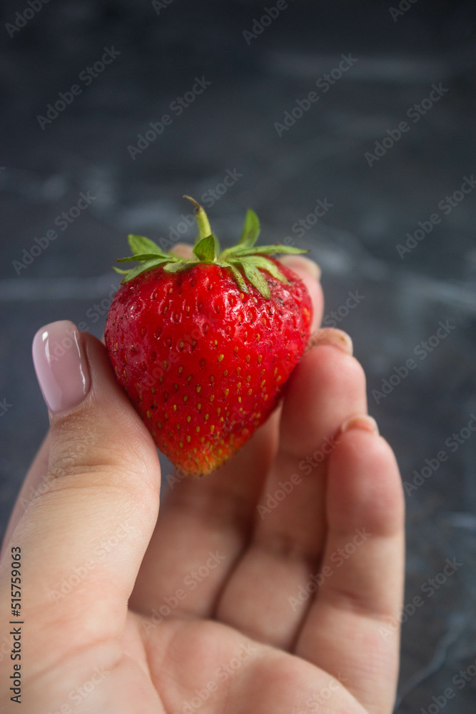 Obraz premium strawberry in hand