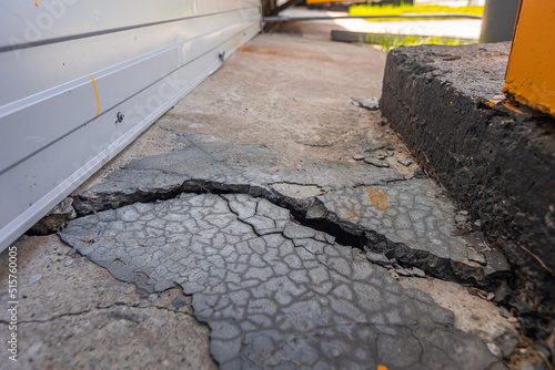 Slika na platnu Crack in foundation building wall of home with cracked defects