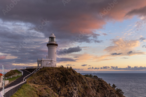 Photo a wide shot at sunrise of the historic lighthouse at cape byron at byron bay