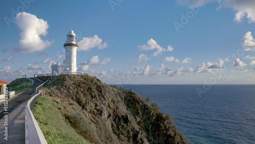 Photo a spring morning shot of a sunlit byron bay lighthouse