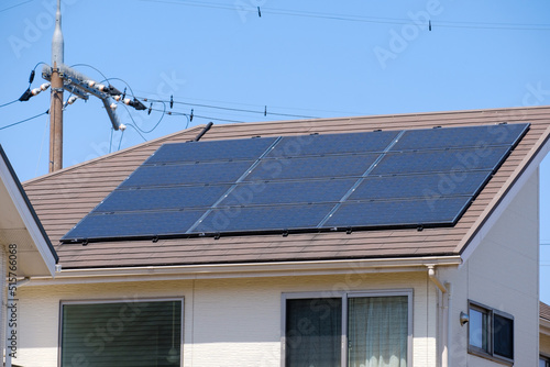 ソーラーパネルのある家　太陽光　発電　エコシステム © Rummy & Rummy