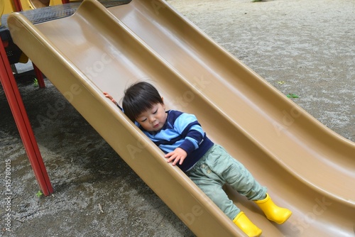 公園の滑り台で遊ぶ幼児 2歳