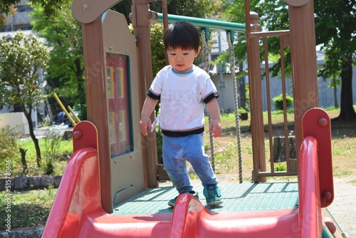 公園の滑り台で遊ぶ幼児 2歳