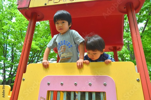 公園の遊具で遊ぶ兄弟　2歳と5歳