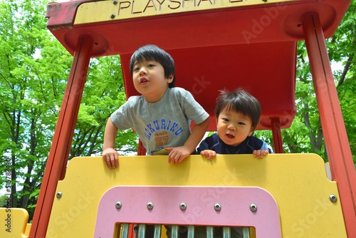 公園の遊具で遊ぶ兄弟　2歳と5歳