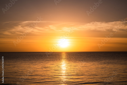 水平線に沈む夕陽
