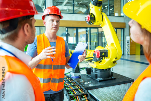 Ingenieure bei der Entwicklung der Industrieroboter