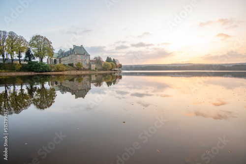 Photos l'étang et l'abbaye de Paimpont en foret de Broceliande, region Bretagne, ille e