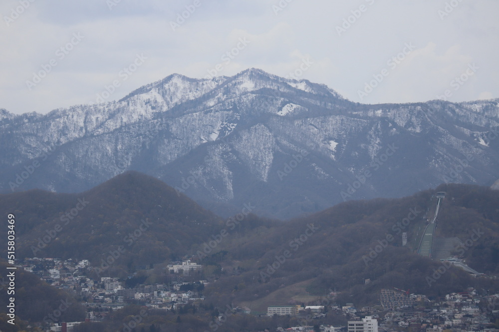 Fototapeta premium 冬山と札幌の眺望