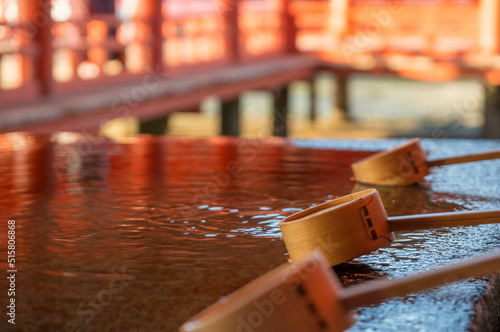 広島 厳島神社の美しい手水場と柄杓