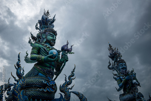 Estatuas guardianas del templo azul, en Chiang Rai, Tailandia © Javier