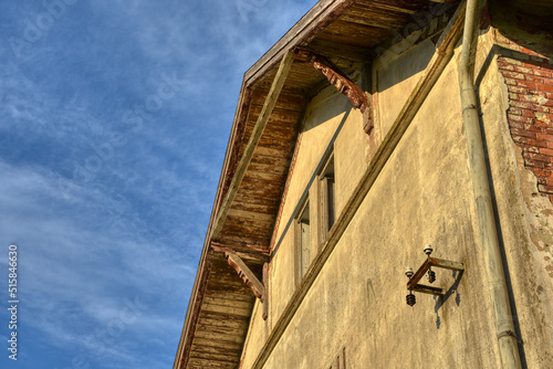 Pulkau, Bahnhof, Bahnhofsgebäude, Eisenbahn, aufgelassen, stillgelegt, eingestellt, Niederösterreich, Waldviertel, renoviert, Straßenlaterne, Leuchtstoffröhre, einsam, still, Fenster, Stockwerk, Bahns photo