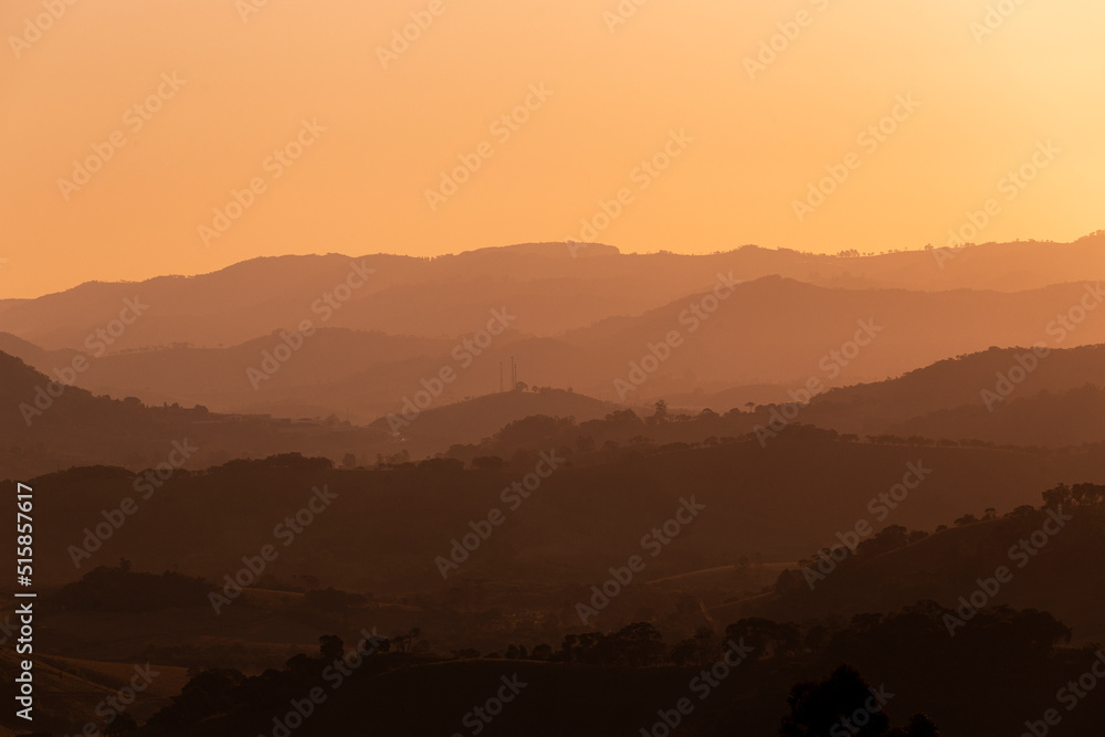 Camanducaia, Minas Gerais, Brasil: Pôr do Sol com as camadas de Montanha, visto da estrada entre Camanducaia e Monte Verde na Serra da Mantiqueira 