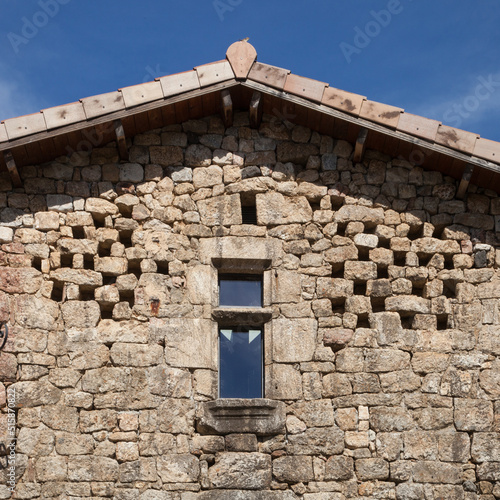 vieille maison avec des pigeonniers en façade