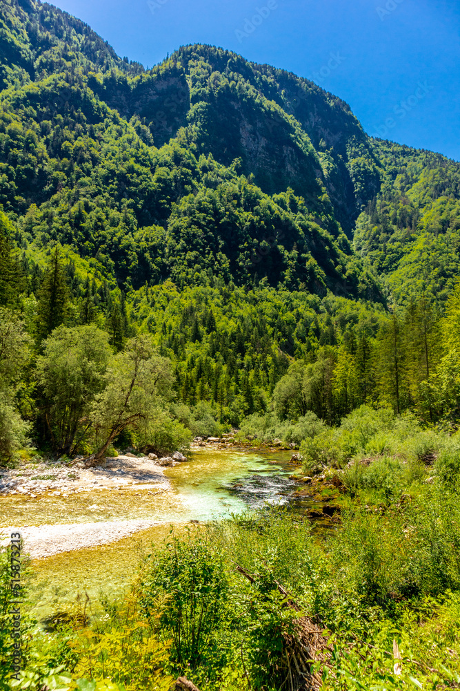 Obraz premium Willkommen im wunderschönen Soča-Tal in der Nähe der Julischen Alpen - Slowenien