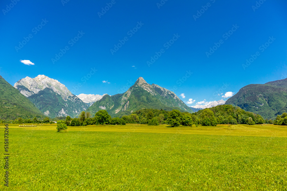 Fototapeta premium Willkommen im wunderschönen Soča-Tal in der Nähe der Julischen Alpen - Slowenien