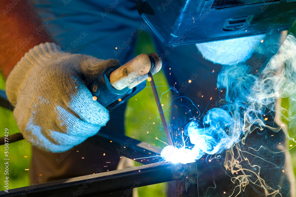 Selective focus on the flash of a burning arc welding electrode