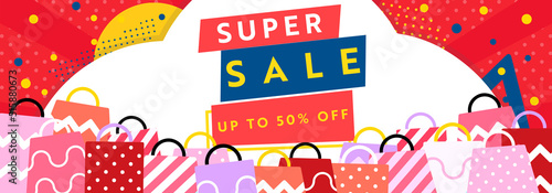 ショッピングバッグに囲まれたシンプルで可愛いスーパーセールバナー広告テンプレート（赤）　Simple and cute super sale banner ad template surrounded by shopping bags (red)