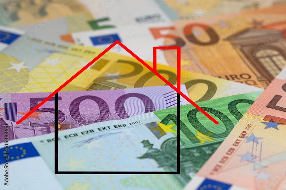 Haus vor Geldscheinen symbolisch für Grundsteuer Haus vor Geldscheinen symbolisch für Grundsteuer