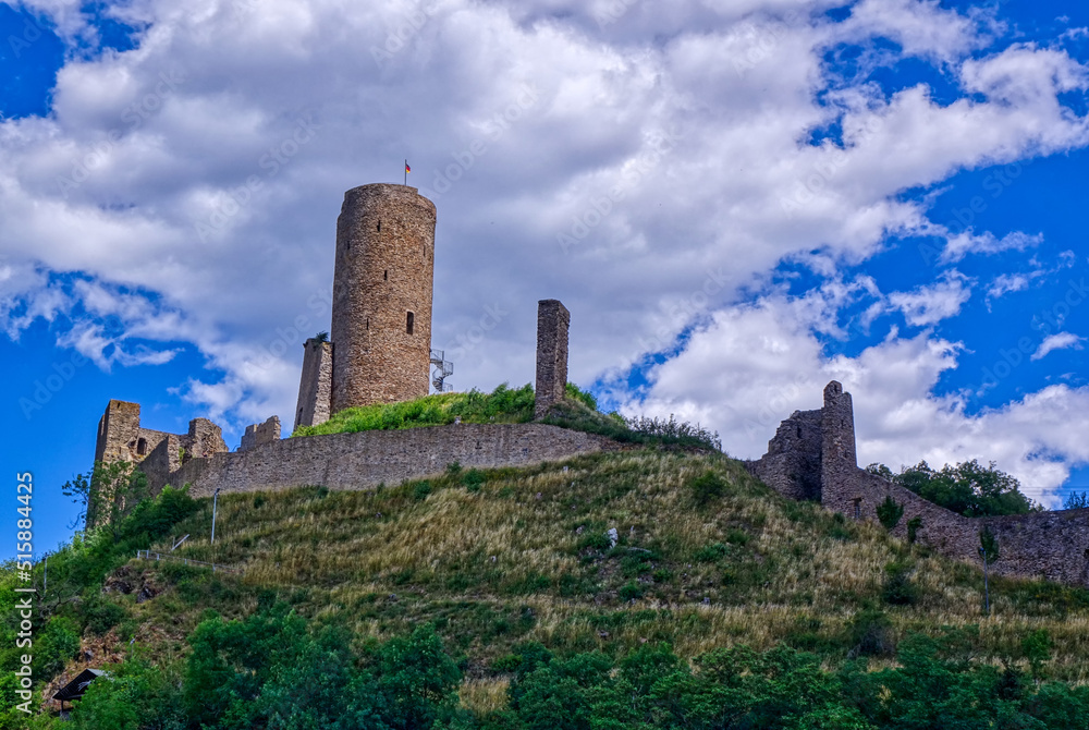 Historische Burg auf einem Berg in Monreal Historische Burg auf einem Berg in Monreal