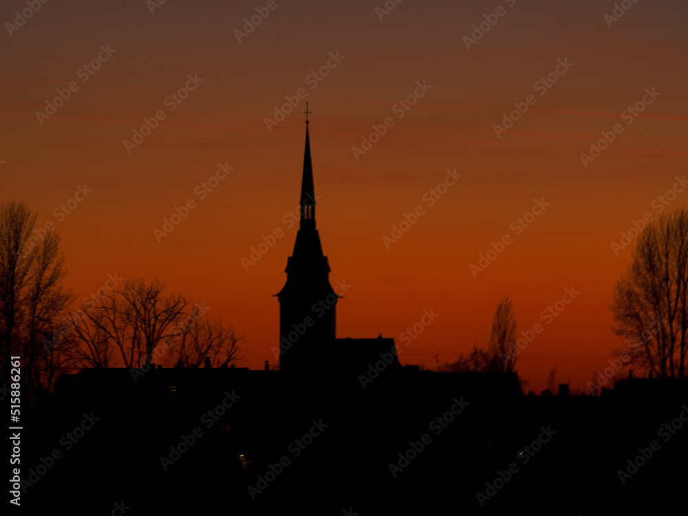 Obraz premium Herz-Jesu-Kirche in Frankfurt Fechenheim am Abend