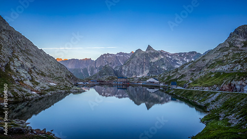 Fototapeta Naklejka Na Ścianę i Meble -  Der See am Großen St. Bernhard-Pass zwischen Italien und der Schweiz