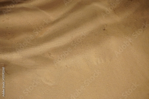Rot-braune Sandfläche mit Wellenmuster © Anette