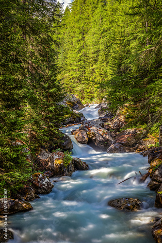 Der Schmelzwasserbach Doire de Vény am Fuß des Mont Blanc bei Courmayeur im Aostatal in Italien